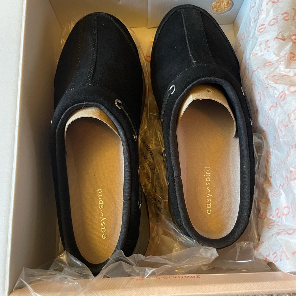 New in box easy spirit clogs